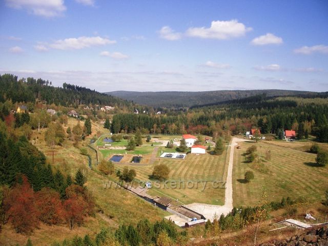 Pohled z přehradní hráze Přísečnické přehrady na Kr.Hamry