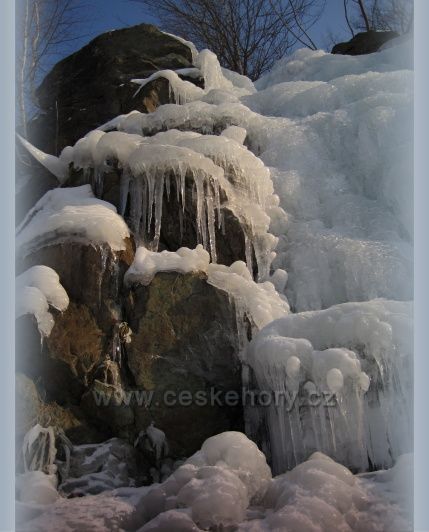zamrzlý vodopád v lomu