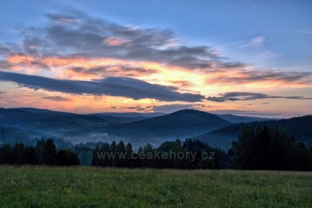 Východ slunce - pohled na Tanvaldský Špičák a v pozadí Krkonoše, dole v údolí Albrechtice.