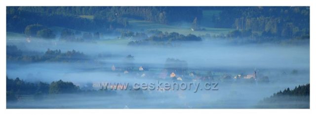 Mníšek v ranních mlhách
