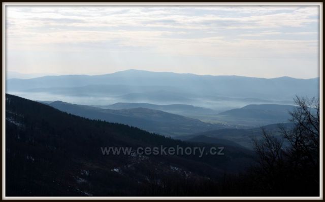výhled 14.4. ráno od Holubyho chaty směr Povážský Inovec