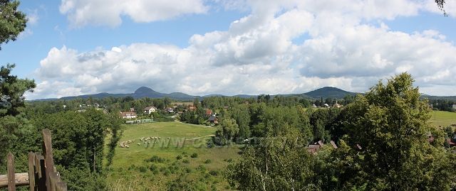 Panorama Klíče ze Skalního hradu Sloup v Čechách