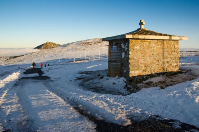 Symbolický památník tragickým obětem hor v bývalé kapličce v Modrém sedle (původně Luční sedlo) ve výšce 1 509 m n. m. mezi Luční a Studniční horou, v pozadí Sněžka (1 602 m n. m.)