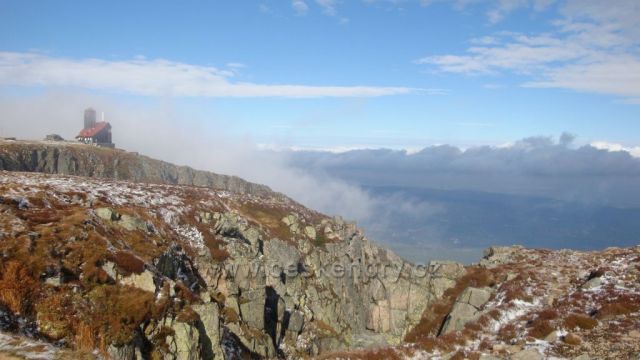 Mlha mizí u Sněžných jam-hory se otvírají