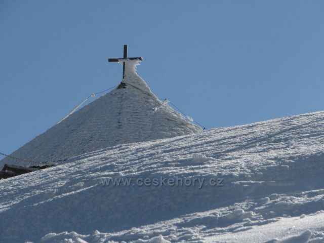 Kaplička na vrcholu Sněžky.