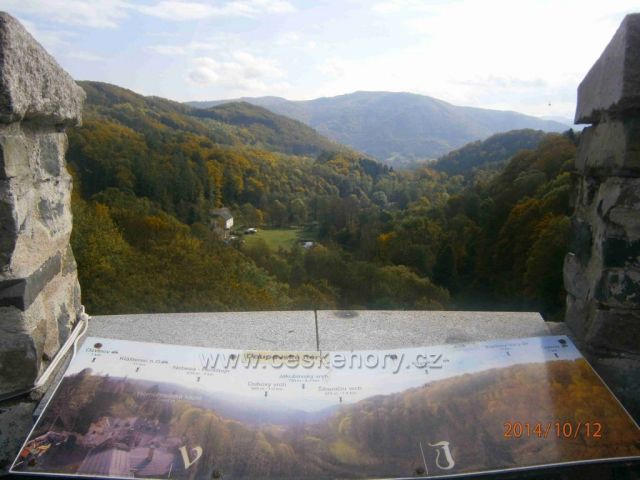 výhled z věže na Doupovské hory