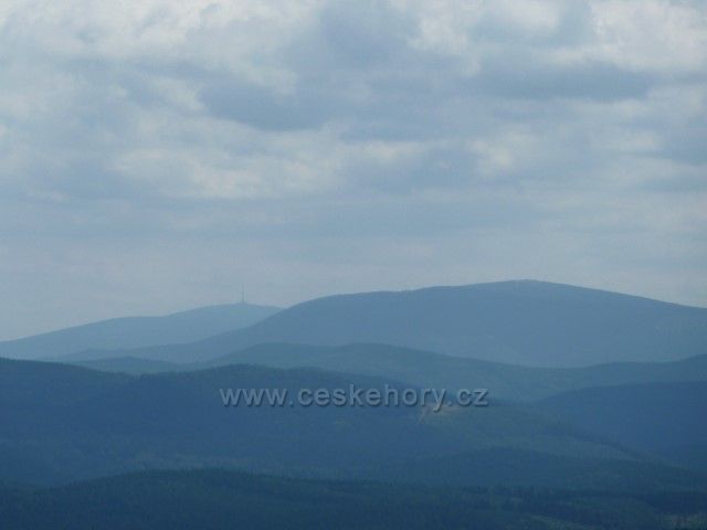 Borůvková Hora - pohled z rozhledny na vzdálený Praděd