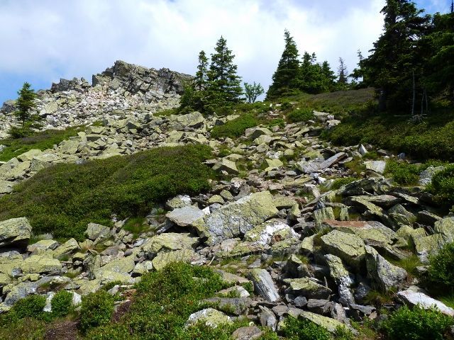 Náročný sestup po zelené TZ vede kamenitou sutí kolem Ztracených skal
