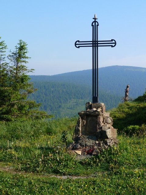 Místo, kde dříve na Vřesové studánce stával kostelík nám dnes připomíná železný kříž