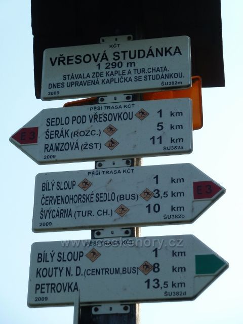 Turistický rozcestník na Vřesové studánce