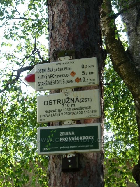 Ostružná - turistický rozcestník u nádraží ČD