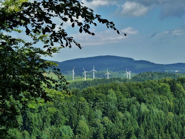 Pohled na větrné elektrárny v Ostružné ze silničky od Banjaluky na Volskou louku