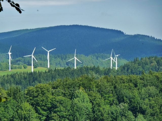 Pohled na větrné elektrárny v Ostružné ze silničky od Banjaluky na Volskou louku