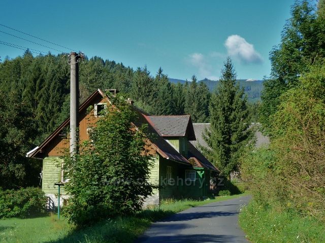Adolfovice - bývalá hájenka u silničky v Mlýnkách, na obzoru vykukuje chata Jiřího na Šeráku