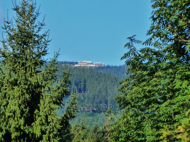 Pohled z údolí Javořického potoka v Mlýnkách na chatu Jiřího na Šeráku