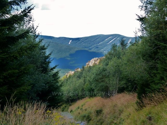 Pohled ze sestupové stezky z Obřích skal do protilehlých Rychlebských hor