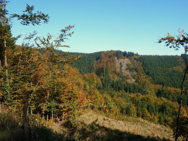 Horní Lipová - pohled z cyklostezky 6044 do sedla mezi Jesenným a Lučním vrchem