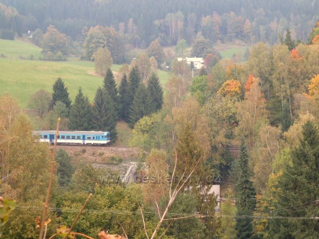 Rychlík do Jeseníku vyjíždí ze Slezského semeringu - foto od žst. Horní Lipová