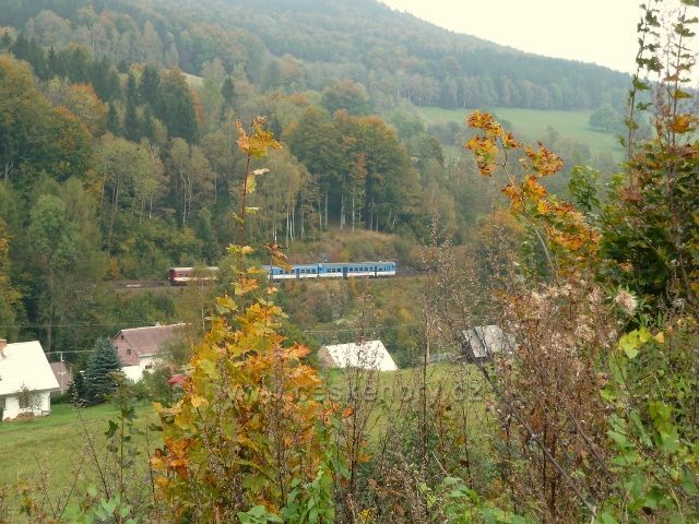 Rychlík z Jeseníku přijíždí do Slezského semeringu - foto od žst. Horní Lipová