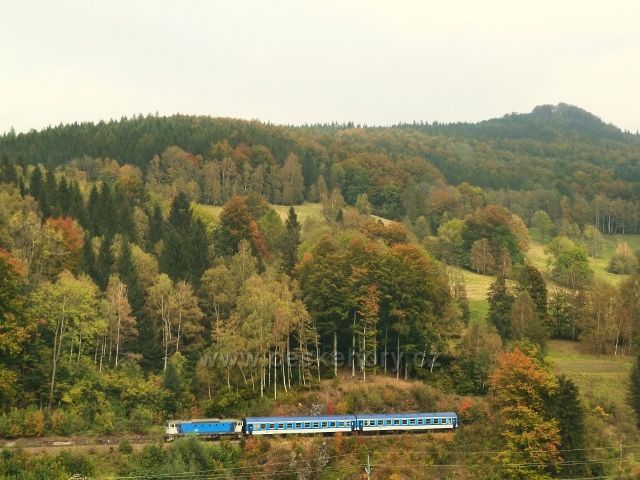 Rychlík od Jeseníku vjíždí do Slezského semeringu - foto od žst. Horní Lipová