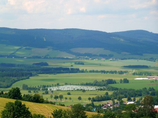 Pohled od klášterních schodů na Hedeči k Boříkovicím pod Suchým vrchem - v popředí je Králický rybník