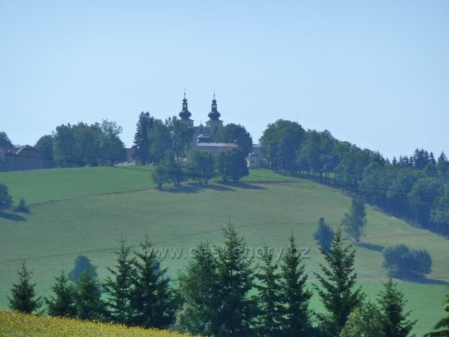 Pohled na Hedečský klášter od vojenské tvrze Hůrka