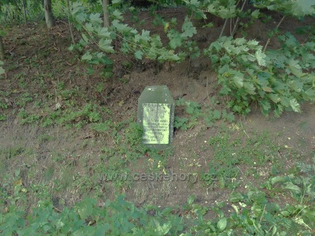 Petrovičky - pomníček připomínající poválečnou tragedii u silničky pod vrcholem Adamu