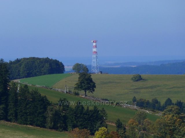 Pohled z úbočí Adamu na telekomunikační věž na vrchu Bučina/677 m.n.m./ nad Jedlinou