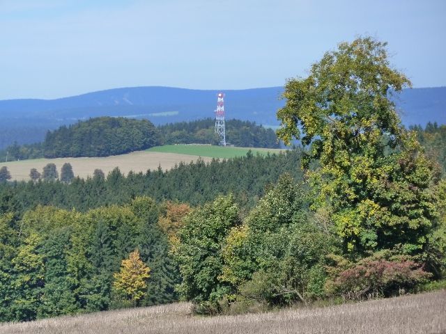 Pohled na komunikační věž na vrchu Bučina nad Jedlinou