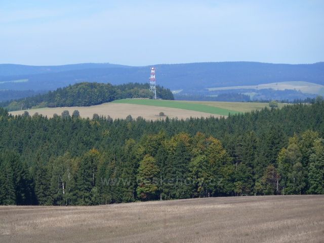 Pohled na vrch Bučina/677 m.n.m./s komunikační věží nad osadou Jedlina