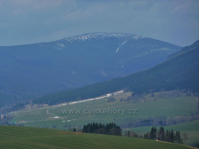 Pohled na Kralický Sněžník od Poutního Domu na Mariánském vrchu