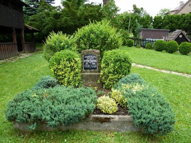 Hodslavice - hrob rodičů Fr.Palackého se nachází hned vedle kostelíka sv. Ondřeje