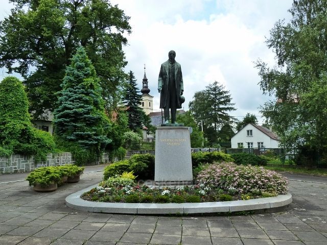 Hodslavice - pomník Fr.Palackého před Obecním úřadem