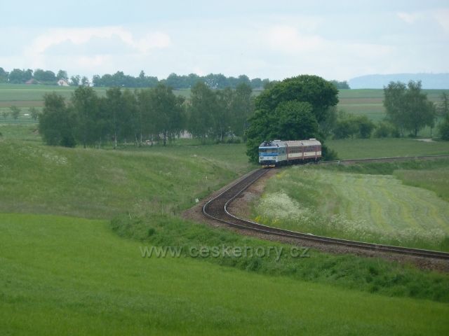 Helvíkovice - vlak před přejezdem Na Popluží
