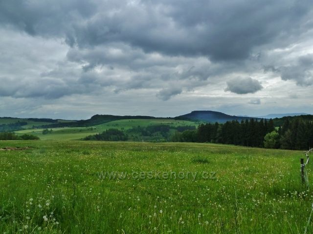 Teplické skály - pohled na Ostaš,vpravo v pozadí Stolová hora v Polsku