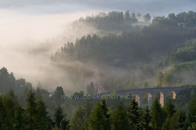 Smržovský viadukt v mlžném oparu.