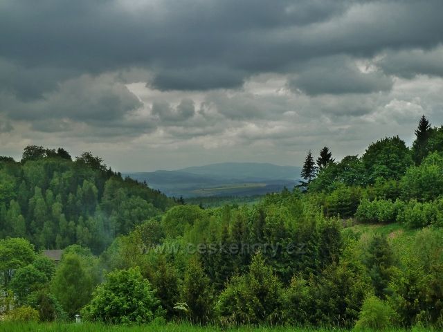 Teplické skály - pohled z osady Skály ke Stolovým horám v Polsku