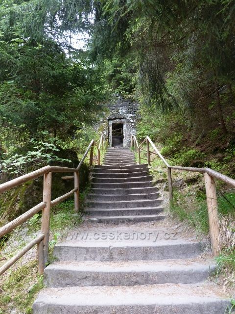 Teplické skály - schodiště nad objektem U skalní nevěsty