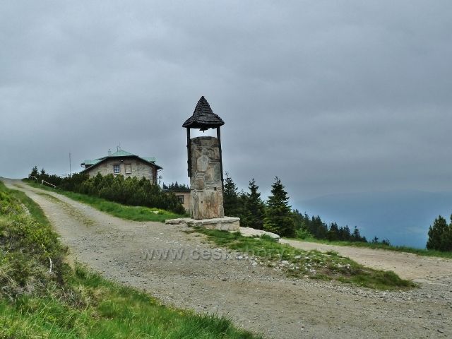 Zvonička a chata Jiřího na Šeráku