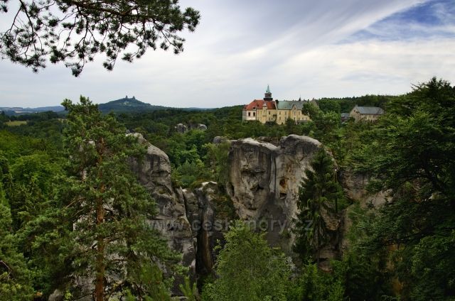 Výhled na zámek Hrubá skála a Trosky.