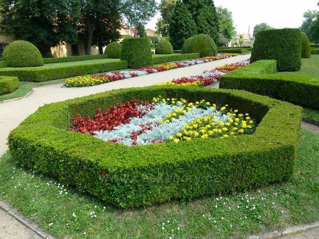 Libochovice - květinová výzdoba zámeckého parku