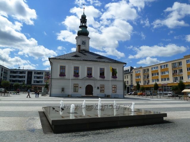 Jeseník - budova radnice a fontána na Masarykově náměstí