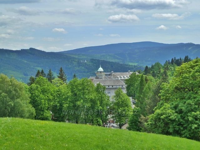 Lázně Jeseník - pohled na Priessnitzovo sanatorium a Praděd