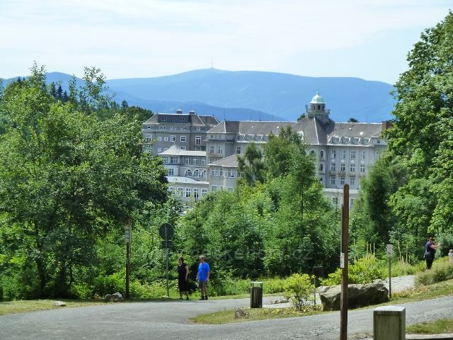 Lázně Jeseník - pohled z křižovatky u Slovanského pramenu na Priessnitzovo sanatorium a Praděd