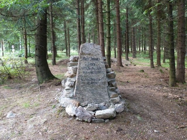 Červenovodské sedlo - pamětní kámen k 40. výročí panování Jana Lichtensteina z roku 1898