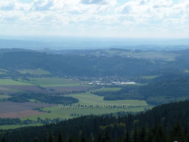 Buková hora - pohled ke Štítům od vrcholu sjezdovky do Mlýnického Dvora