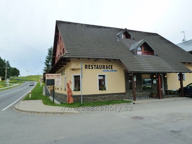 Ostružná - restaurace Skoland je součástí stejnojmenného hotelu a Muzea hudebních nástrojů
