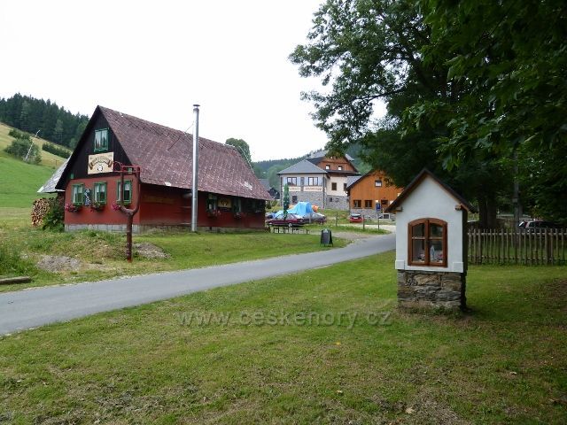 Ostružná - kaplička a rekreační objekty v obci
