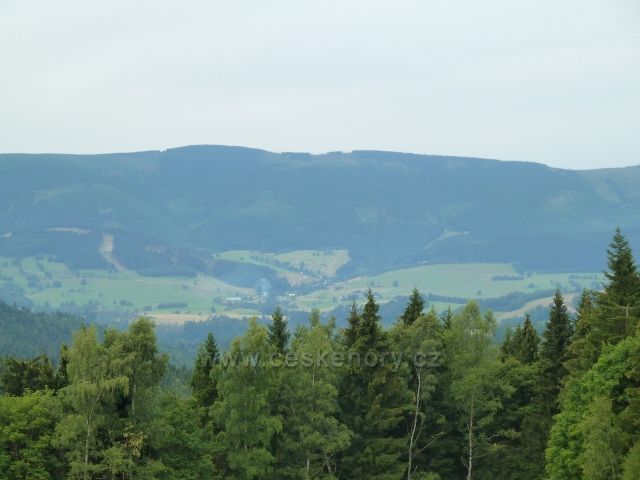 Kronfelzof - pohled z úbočí Holého vrchu na pásmo Kralického Sněžníku a na Stříbrnici