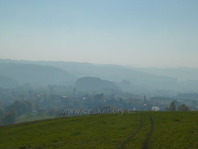 Písařov - mlha nad obcí, pohled z úbočí Hřebínku